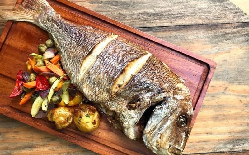 PARGO ASSADO COM LEGUMES